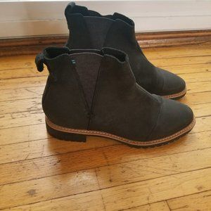 Toms water resistant leather Cleo boots
